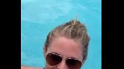 O pune pe podea si ii da la buci