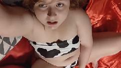 Sotu doarme langa ea pe canapea si tarfa suge pula unui amic